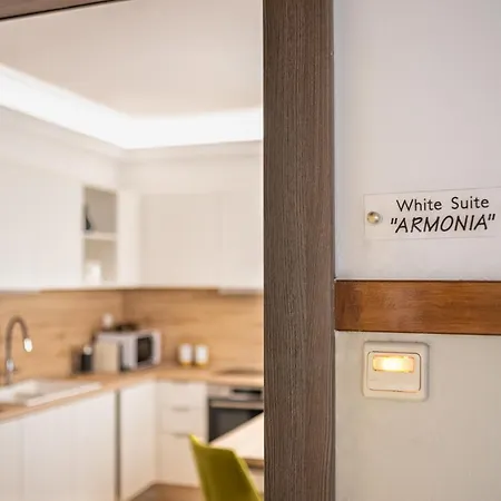 White Armonia Apartment *